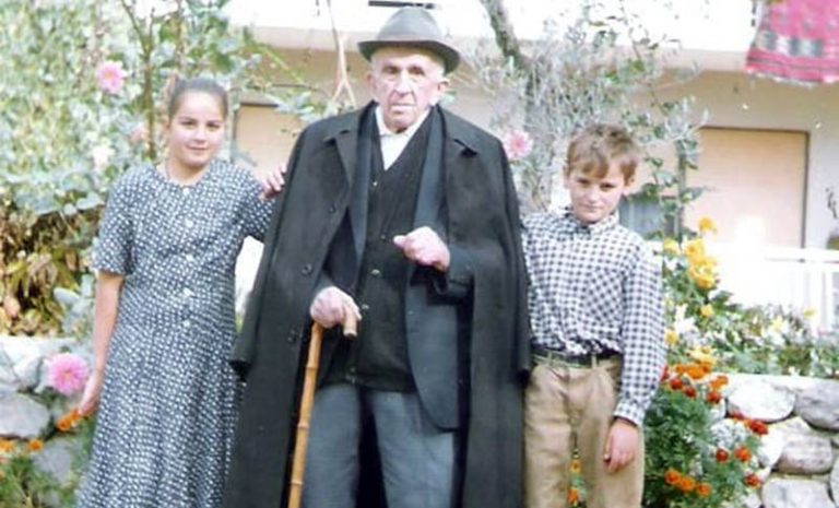 Don Pavle Marvulić sa praunucima