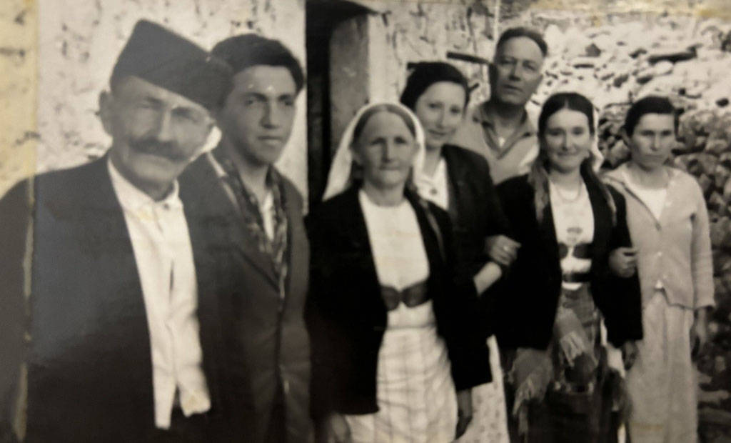 Petar Maljević (prvi s lijeva) sa svojom porodicom u Pinčićima 1965. godine